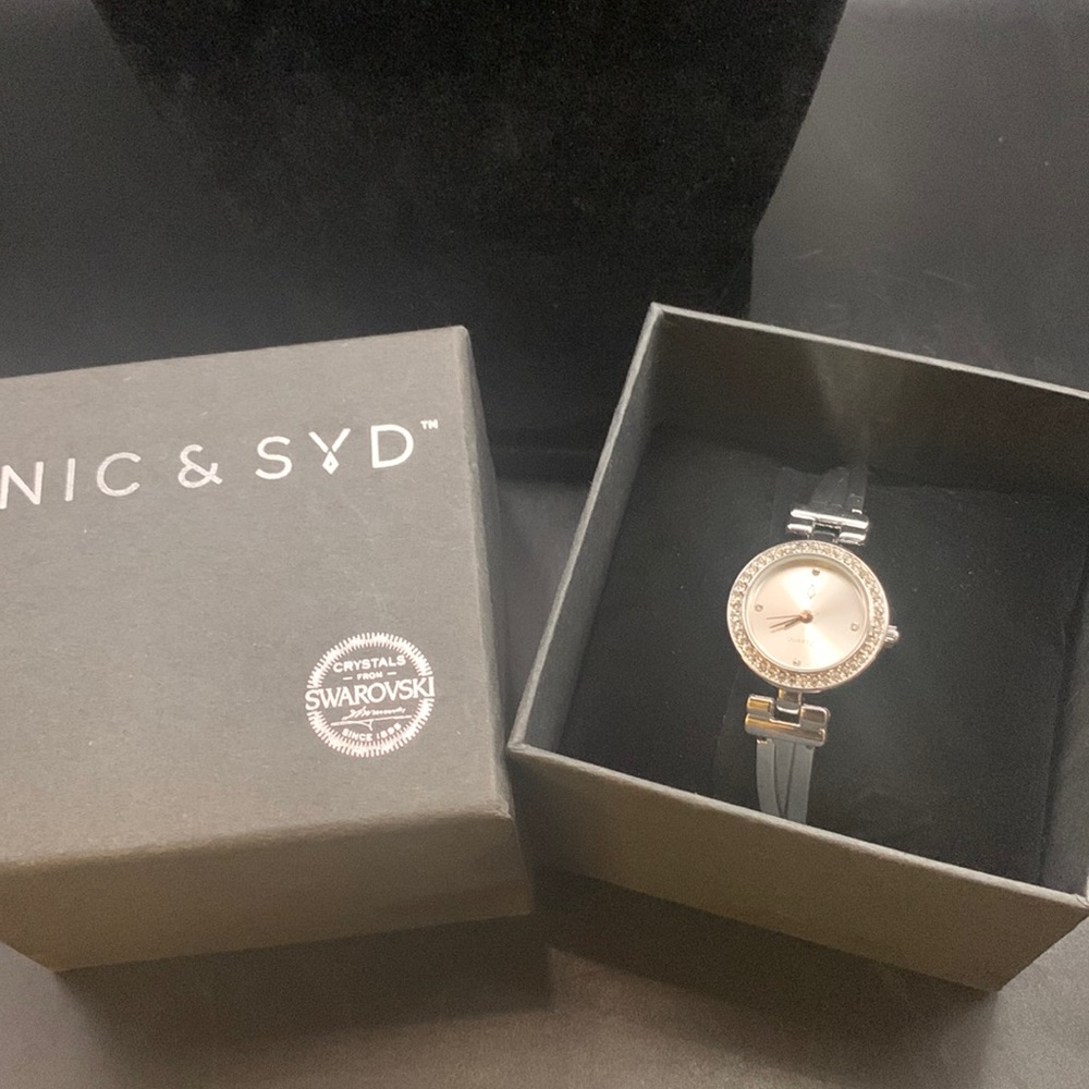 - NIC & SYD W/Swarovski Crystal bezel Silver Tone Link Watch Needs Battery!